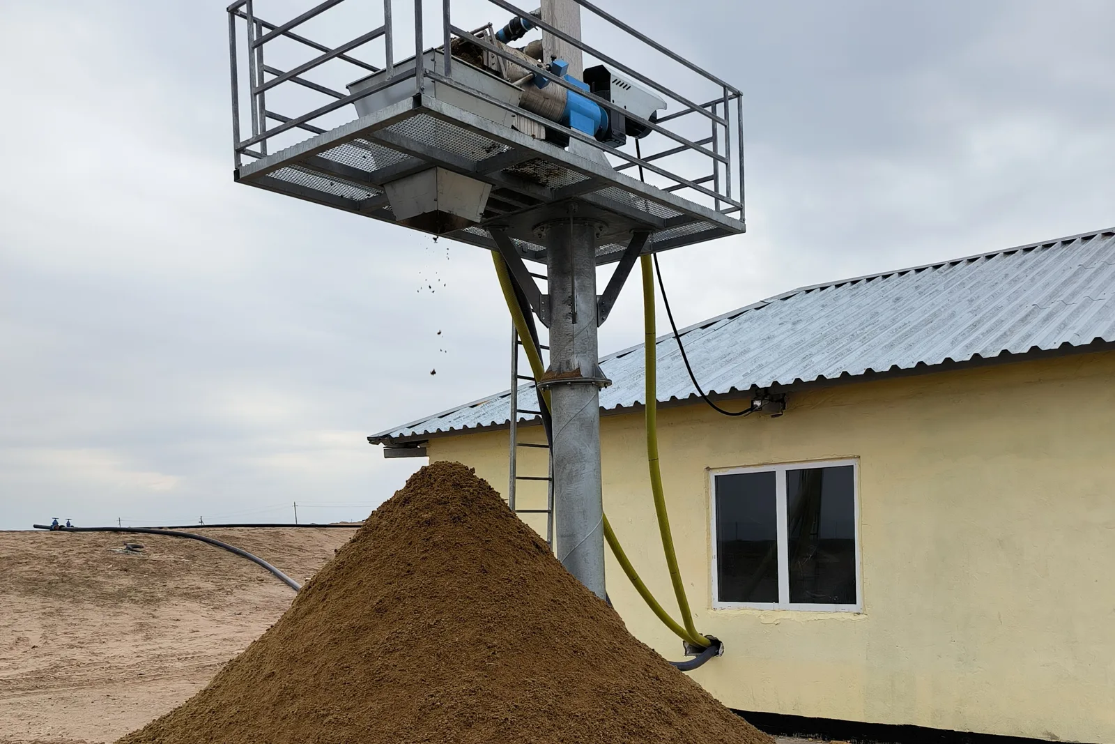 Алаңдағы көң сепараторы: қатты фракция үйіндіге төгіледі, сұйығы лагунаға кетеді
